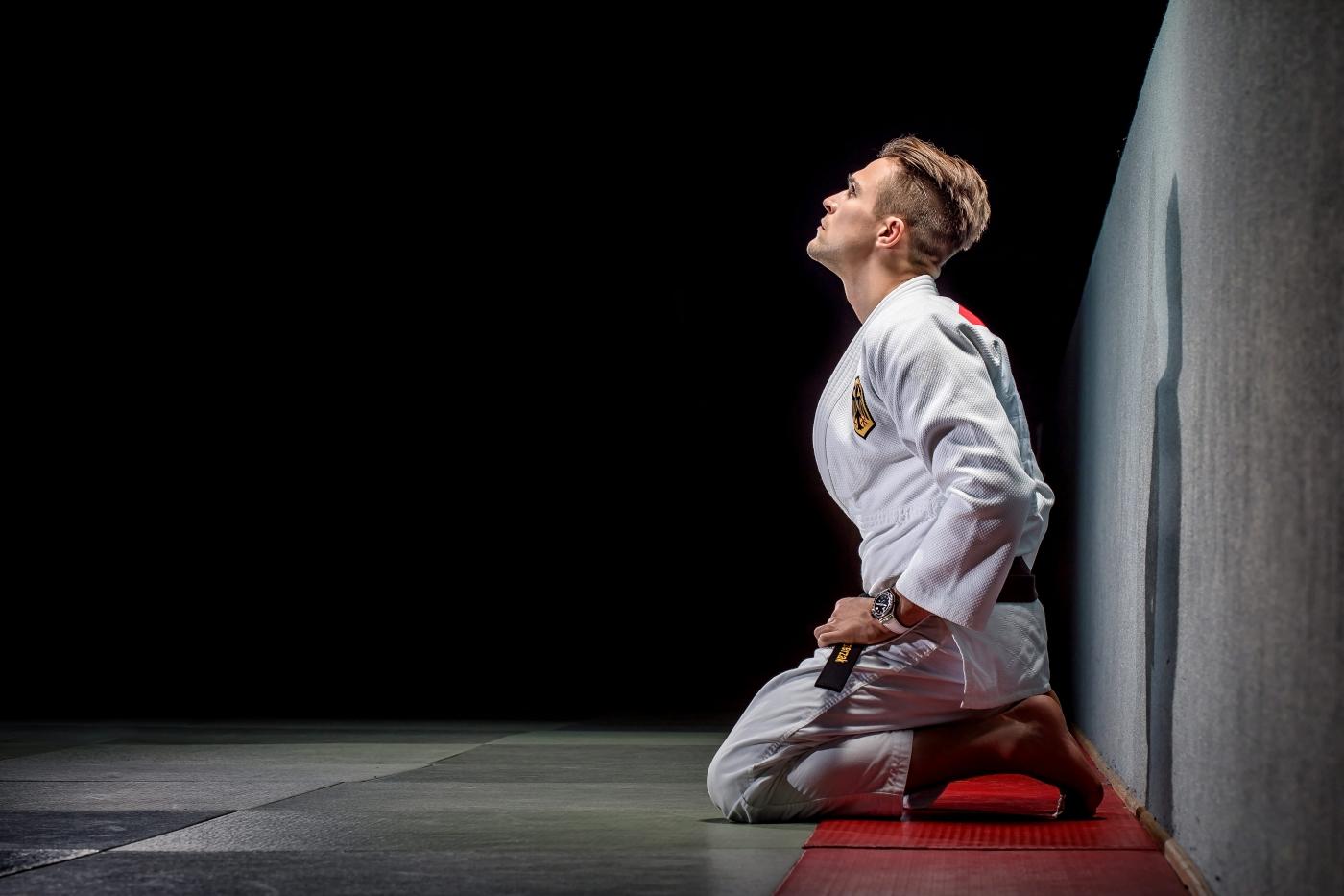 Alexander Wieczerzak sitting with a Kimono on a Tatami