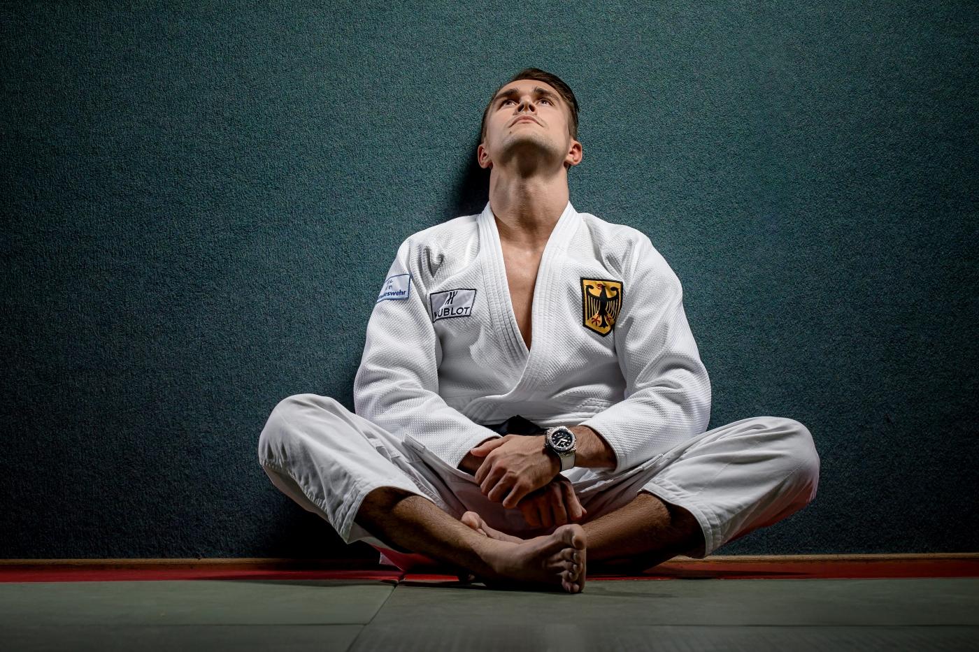 Alexander Wieczerzak sitting with a Kimono on a Tatami