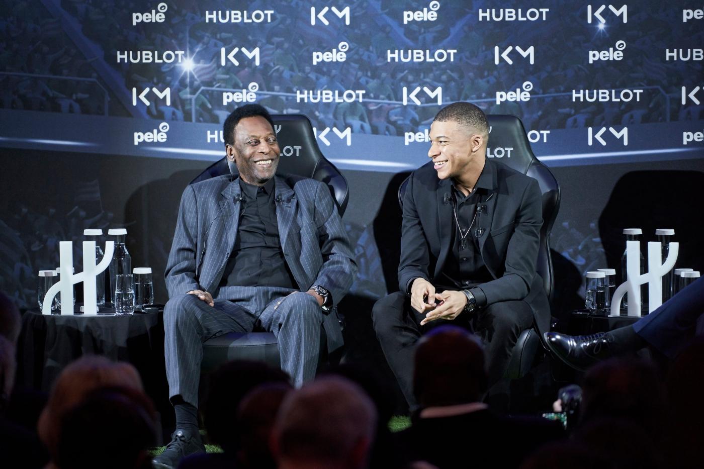 Pelé and Kylian Mbappé looking at each other