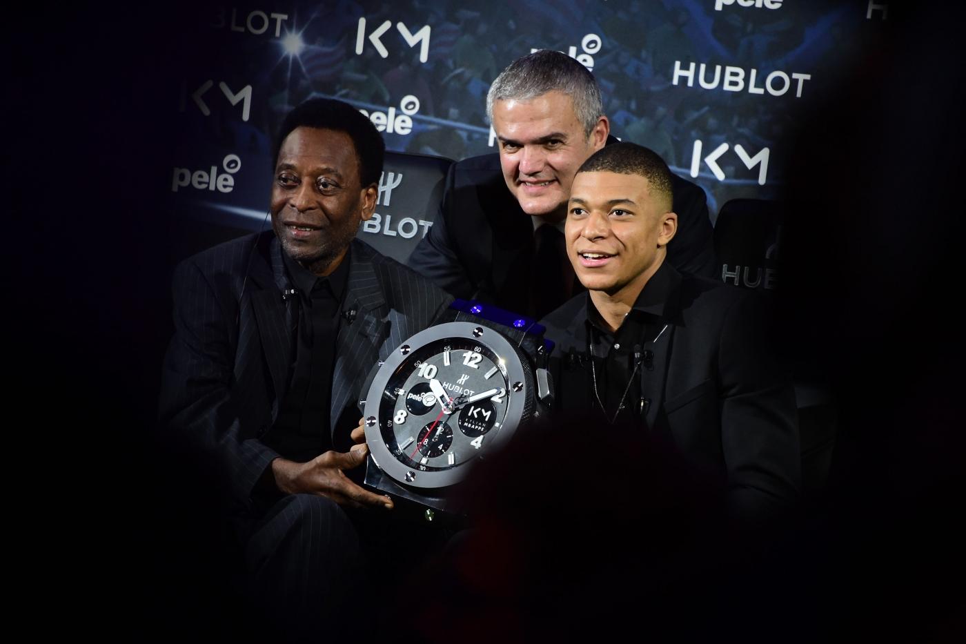 Pelé, Ricardo Guadalupe and Kylian Mbappé with a hublot wall clock