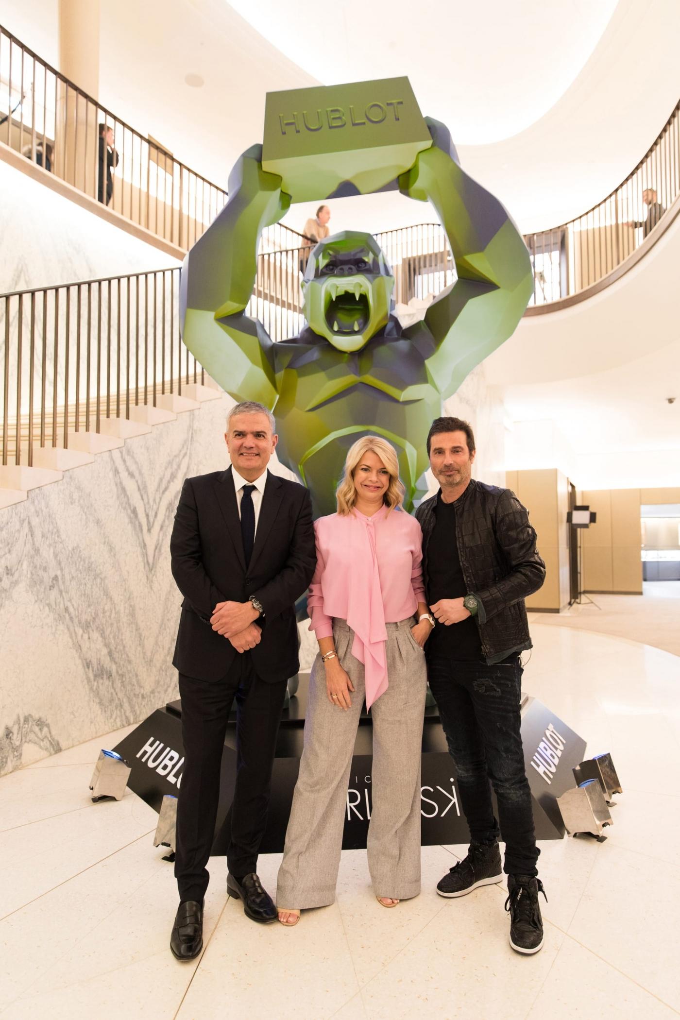 Ricardo Guadalupe, Annalise Fard and Richard Orlinski in front of a Kong at Harrods