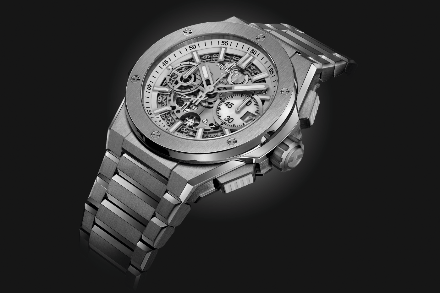 big-bang-Integrated-white-titanium-42mm-Lifestyle1