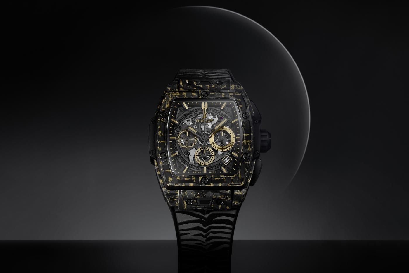 spirit-of-big-bang-carbon-gold-tiger-42-mm-lifestyle-shot