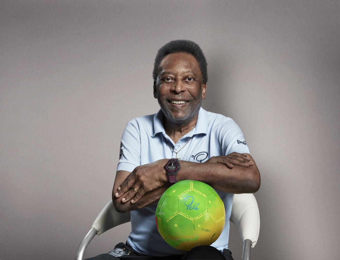 Pelé wearing the Big Bang e FIFA World Cup Qatar with his dream football-original