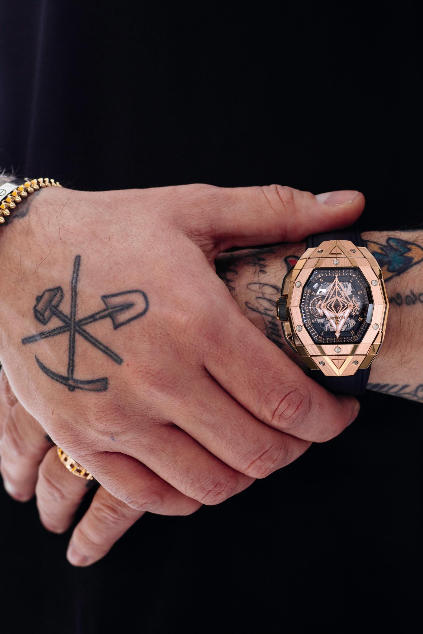 Maxime-Plescia-Buchi-wearing-the-Hublot-Spirit-of-Big-Bang-Sang-Bleu-King-Gold