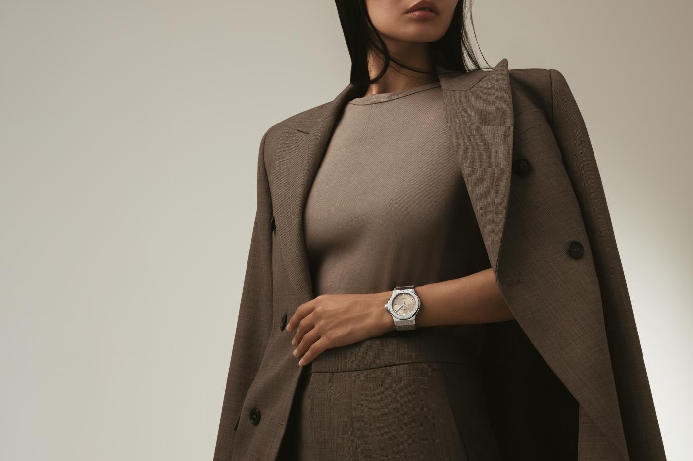  Classic Fusion Titanium Essential Taupe 42 mm