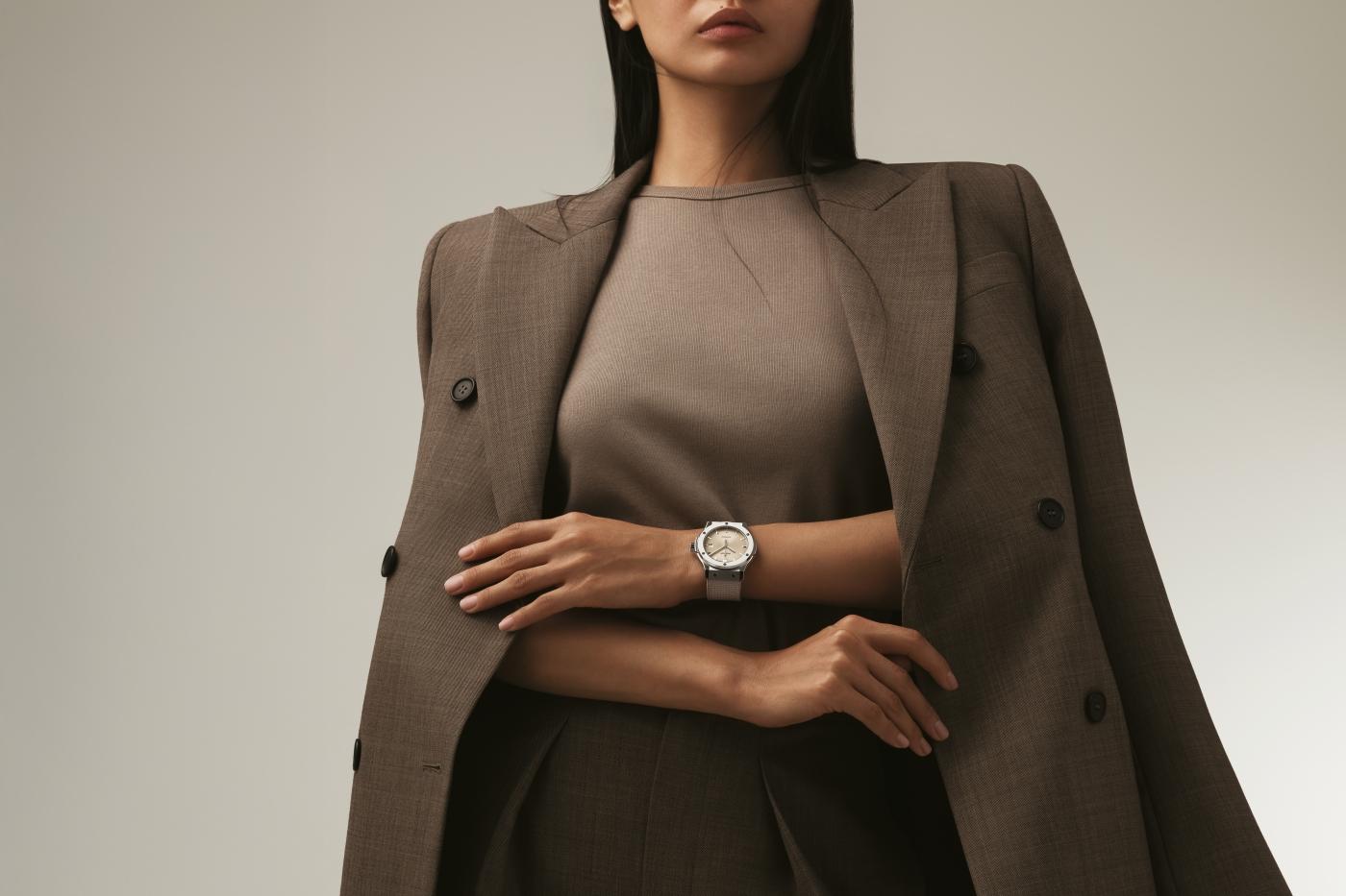  Classic Fusion Titanium Essential Taupe 42 mm