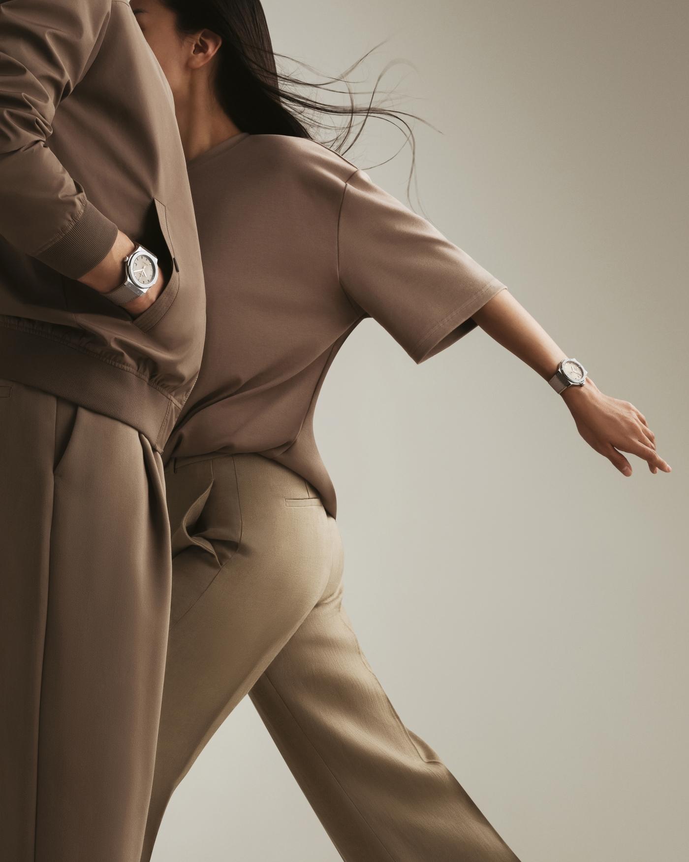  Classic Fusion Titanium Essential Taupe 42 mm