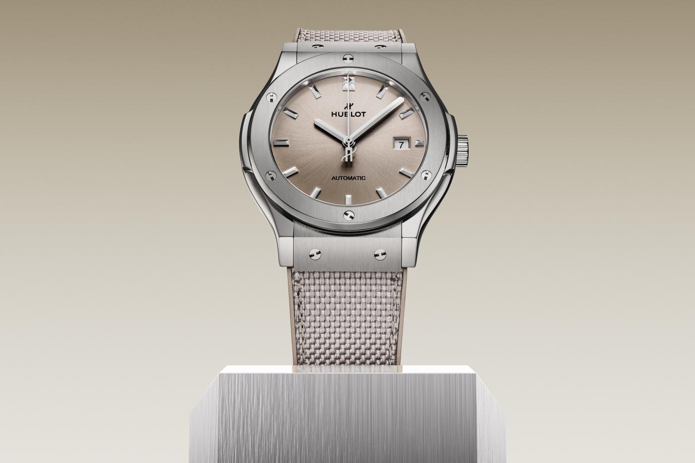  Classic Fusion Essential Taupe 42 mm
